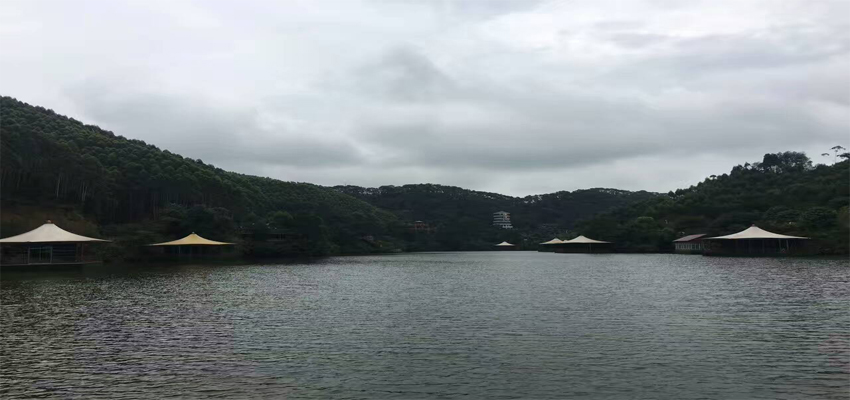 工業節能風扇核心團隊于景區乘船、觀賞山水