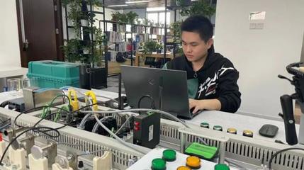 連摘三金！長(zhǎng)寧代表隊(duì)在上海市第一屆職業(yè)技能大賽網(wǎng)絡(luò)技術(shù)開發(fā)項(xiàng)目中表現(xiàn)搶眼